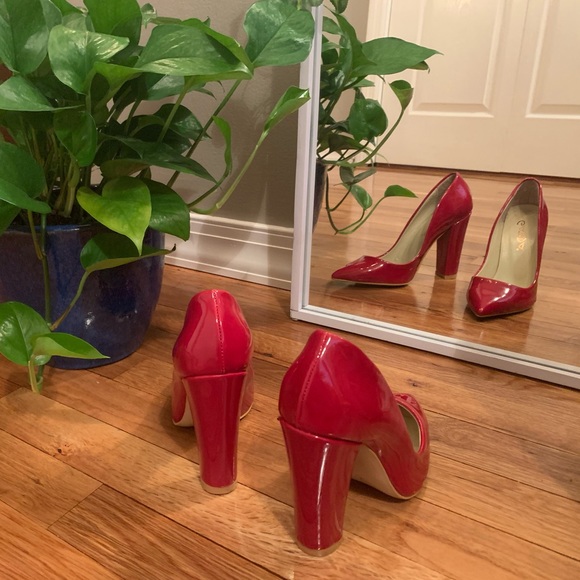 Red pumps - Picture 3 of 4